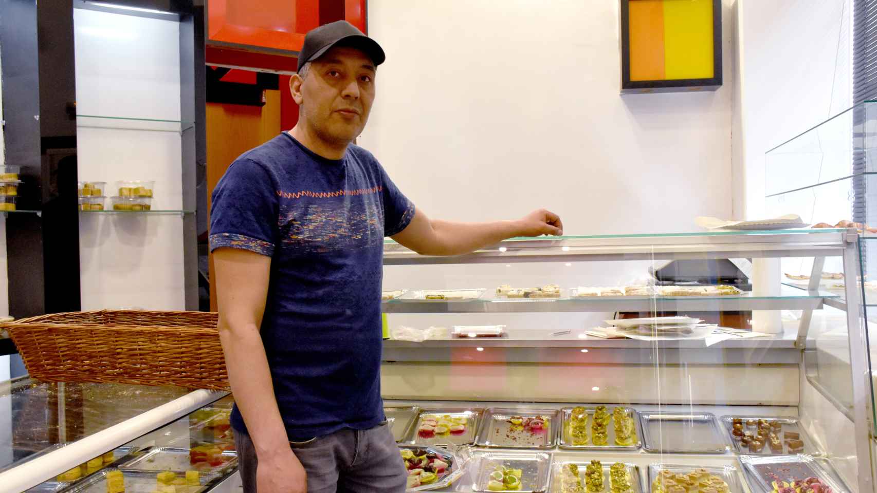 Momgi Sawan, en su pastelería Jazmín, en la calle Pelayo de Zamora