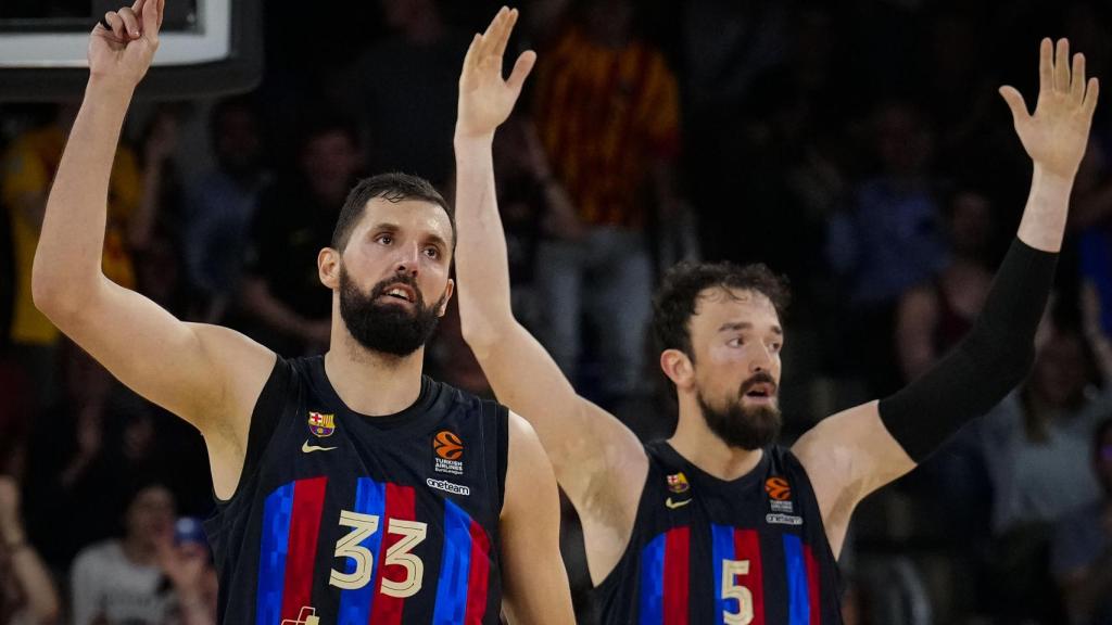 Los jugadores del Barça Nikola Mirotic y el turco Sertaç Şanli celebrando la victoria frente a Zalgiris.