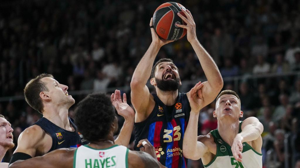 Mirotic realiza una entrada a canasta.