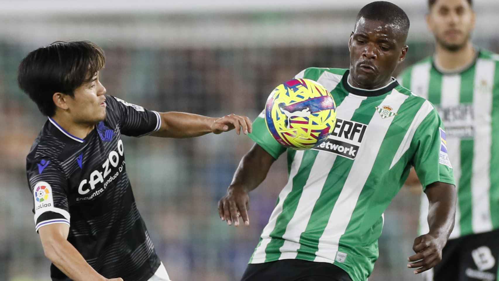 Takefusa Kubo y William Carvalho, en acción en el Betis - Real Sociedad de La Liga 2022/2023