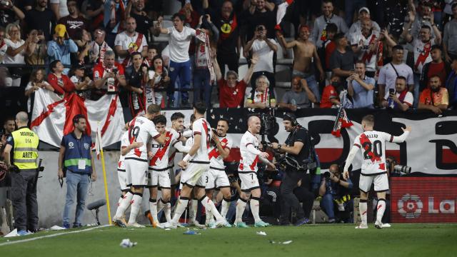 Los jugadores del Rayo Vallecano y su afición, celebrando el gol de Fran García al Barça