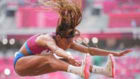 Tara Davis, realizando un salto durante los Juegos Olímpicos de Tokio 2020.