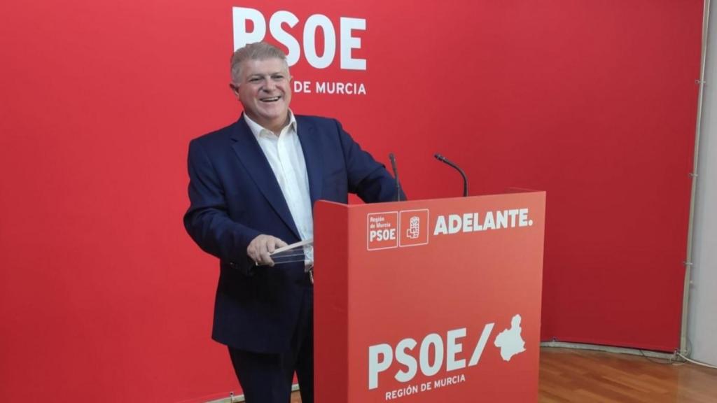 El secretario general del PSOE en la Región de Murcia y candidato autonómico, José Vélez, en una rueda de prensa ofrecida en la sede de los socialistas murcianos.