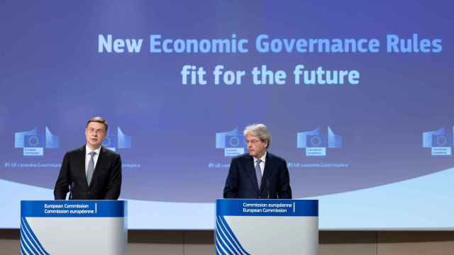 Los comisarios Valdis Dombrovskis y Paolo Gentiloni, durante la presentación este miércoles de la reforma del Pacto de Estabilidad