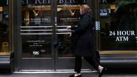 Una mujer entra en una oficina de Manhattan (Nueva York) de First Republic Bank.