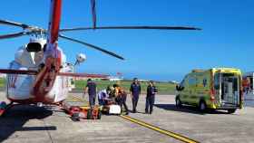 El helicóptero y la ambulancia del 061 tras un servicio.