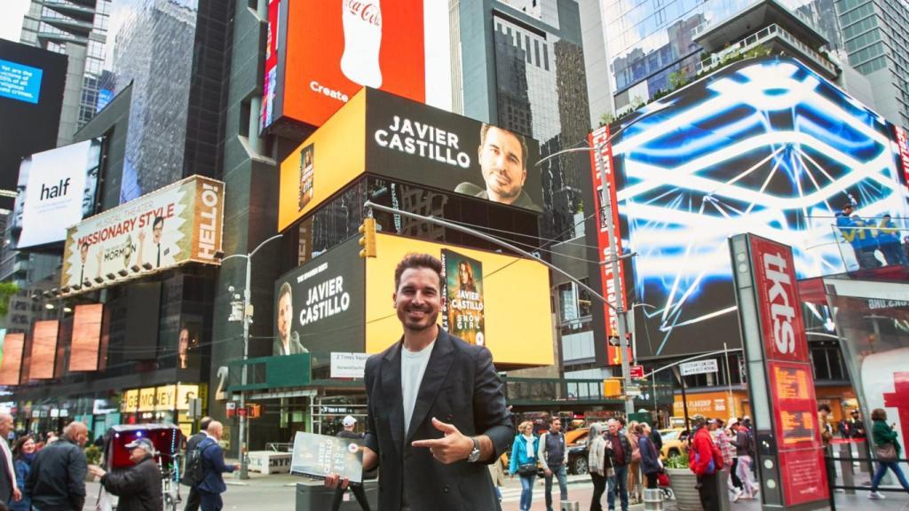 Javier Castillo conquista Times Square: un gran cartel anuncia La Chica de Nieve en inglés