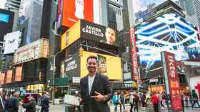 Javier Castillo conquista Times Square: un gran cartel anuncia La Chica de Nieve en inglés