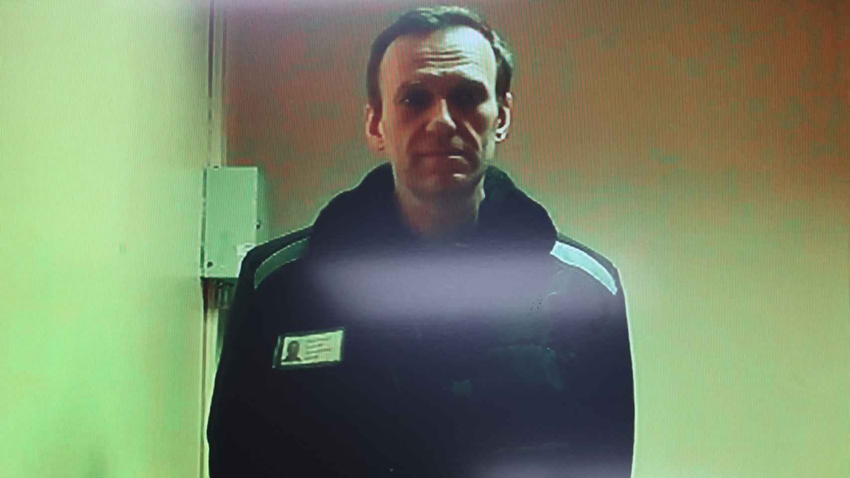 Alexei Navalny comparece en el juicio desde la cárcel.