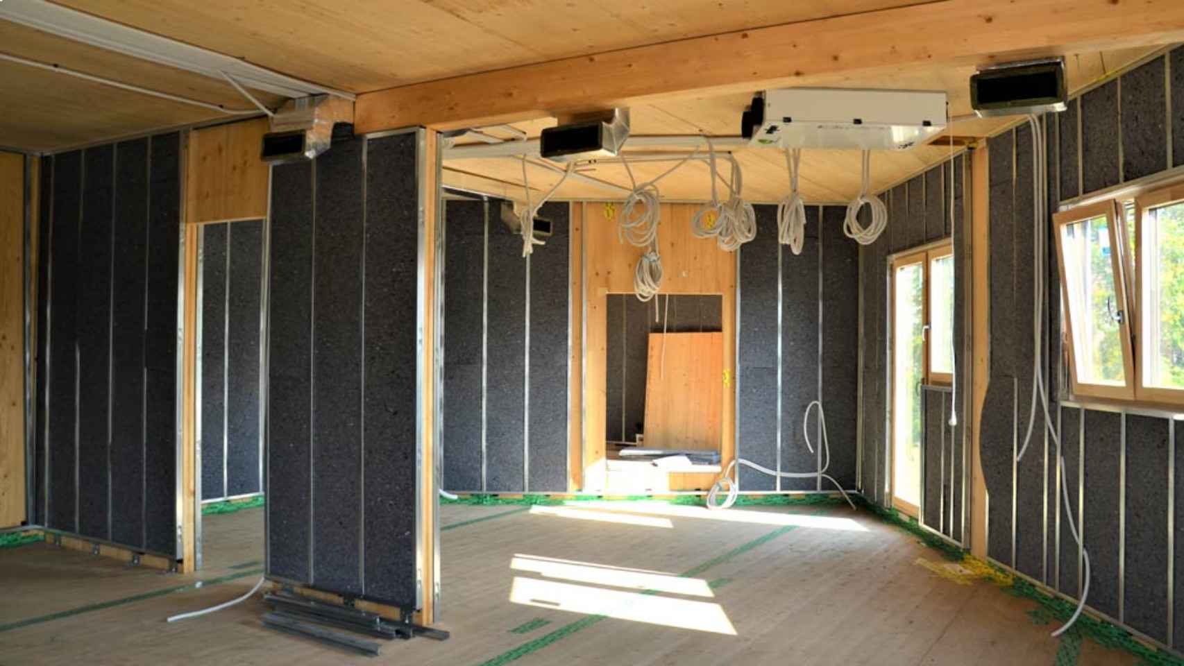 Una casa en obras con instalación de paneles de Geopannel