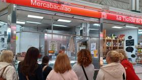 La AECC promueve la alimentación saludable en el Mercado de la Magdalena de Ferrol