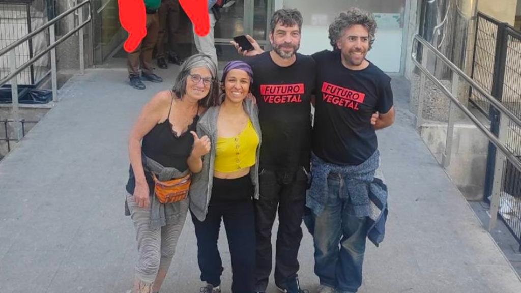 Elena, la segunda por la izquierda, junto a los otros tres activistas que participaron en los ataques a las sedes de los partidos.