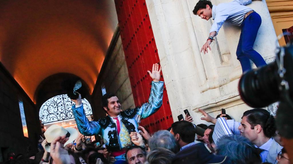 Morante, a hombros en la Puerta del Príncipe.