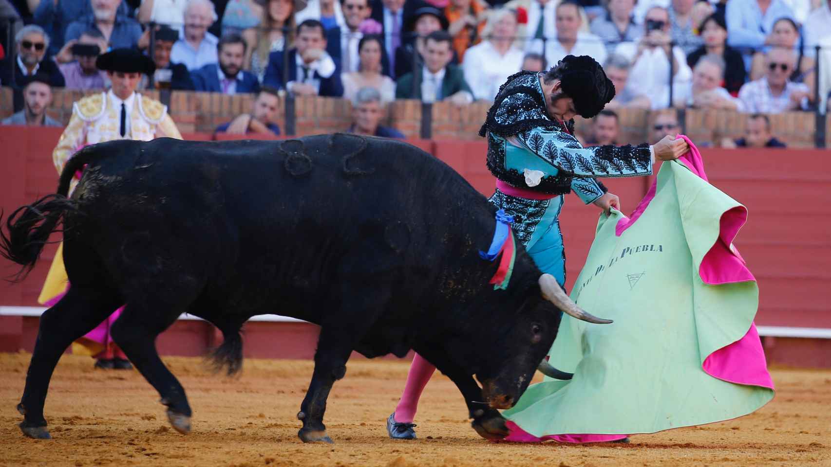 Morante da un capotazo al toro al que le corta un rabo en Sevilla.