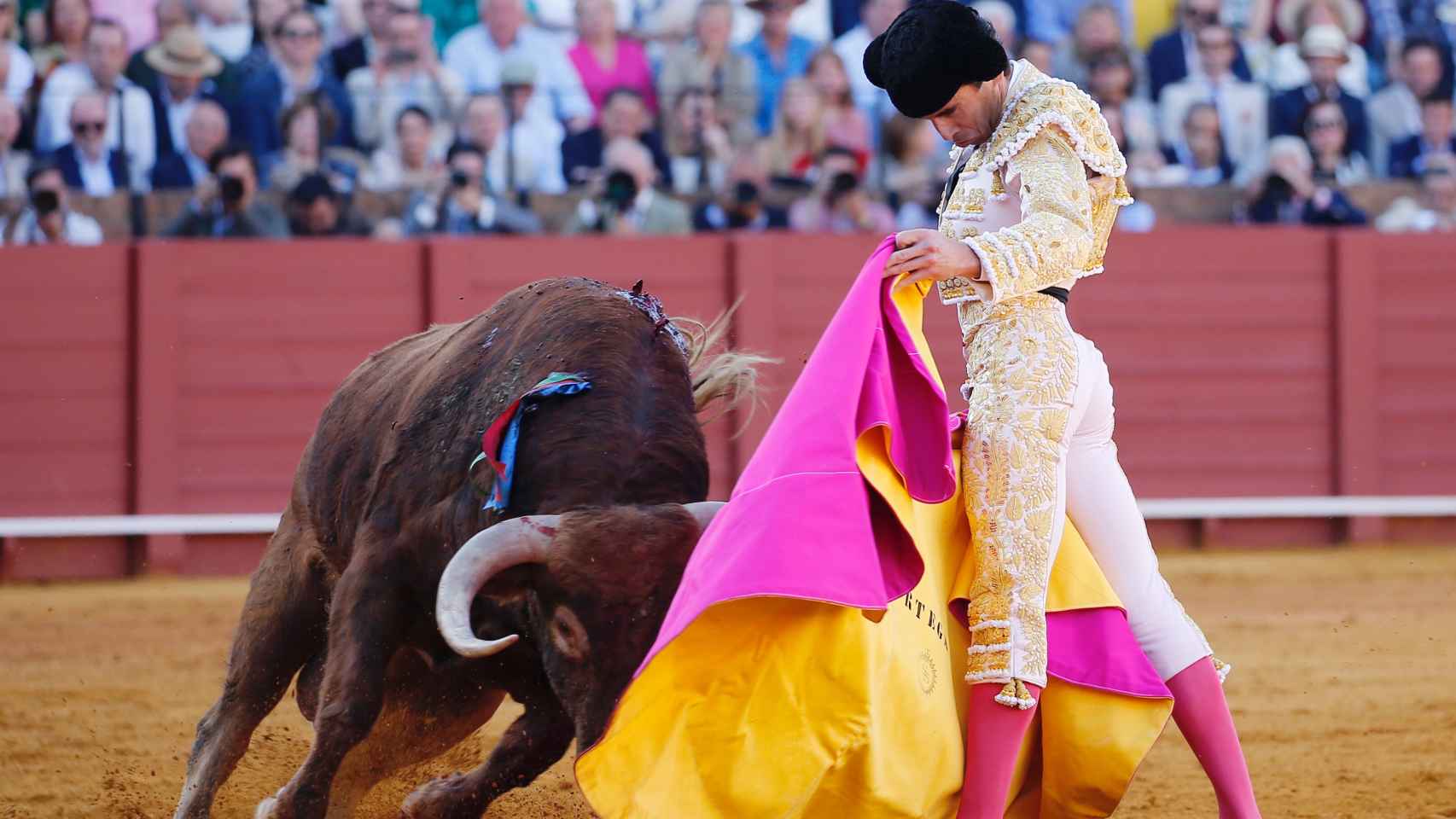 El torero Juan Ortega torea a la verónica en Sevilla.