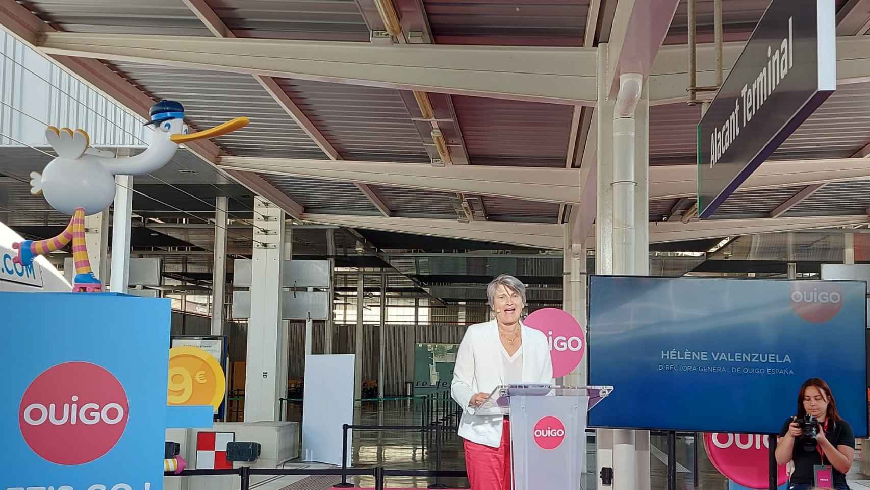 Hélène Valenzuela, directora general de Ouigo España, durante el discurso inaugural de la ruta en Alicante.