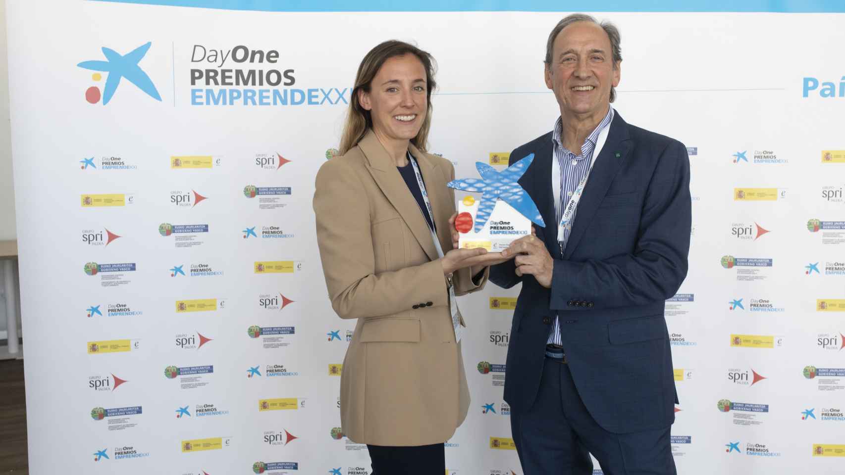 Inés Larrea y Luis Larrea posan tras recoger el premio que acredita a Cimico como la startup más innovadora del País Vasco en los Premios EmprendeXXI de este año.