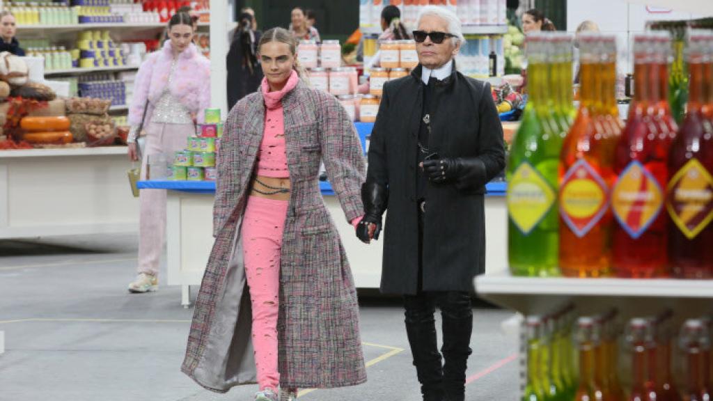 Karl Lagerfeld con Cara Delevingne en el desfile de Chanel de 2014.