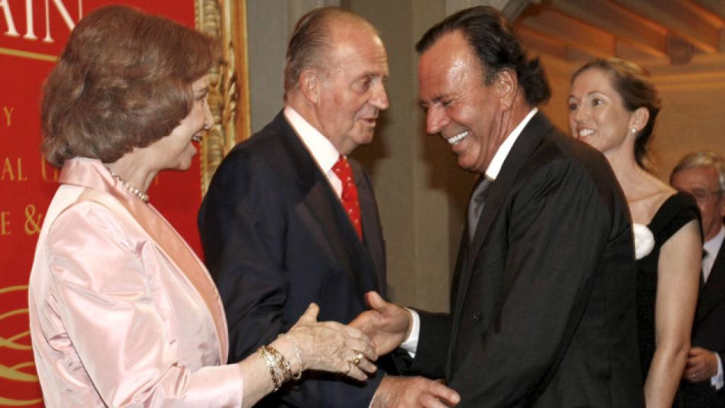 La reina consorte, Sofía de Grecia, el rey emérito, Juan Carlos I,  y Julio Iglesias.