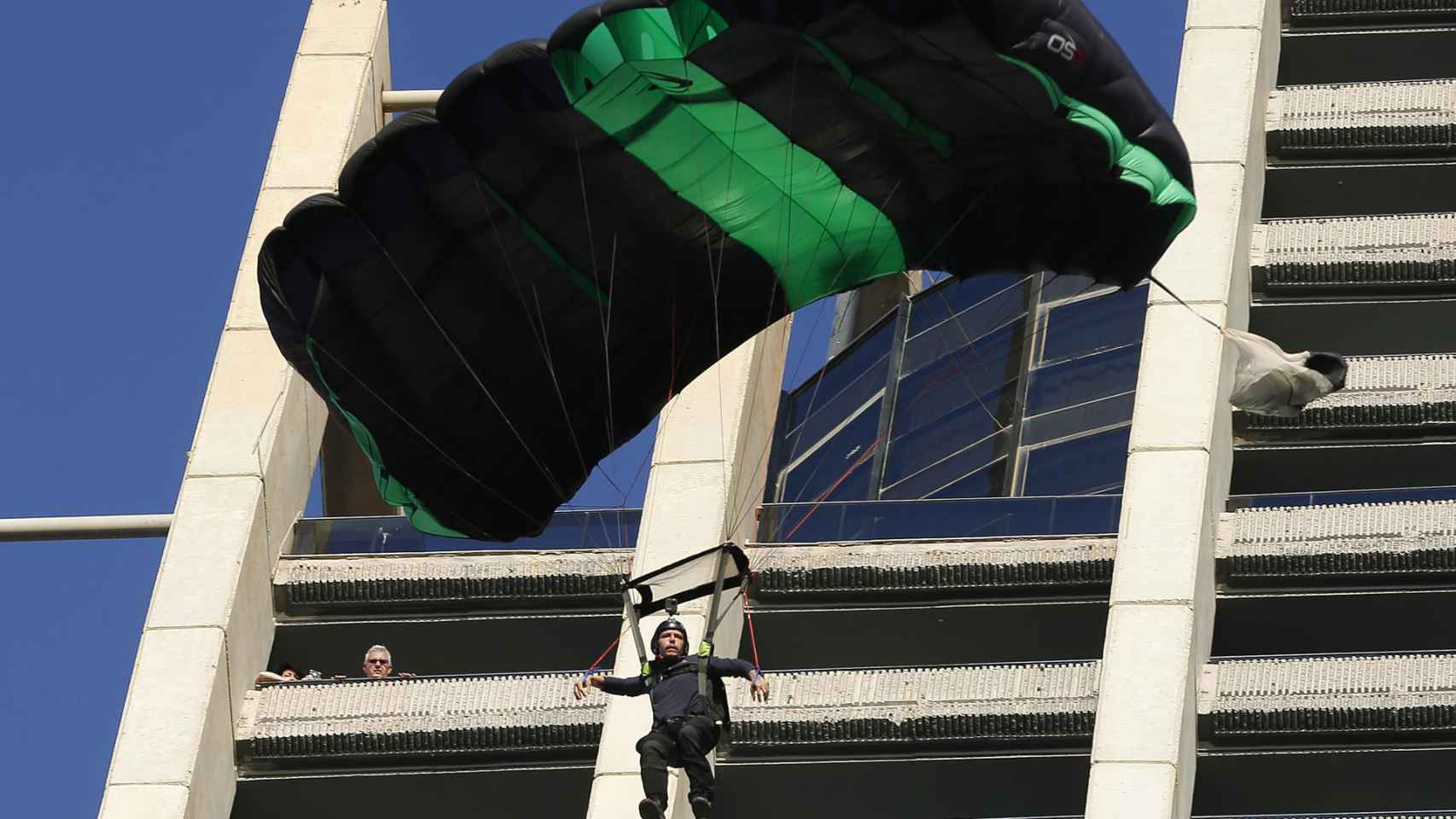 Uno de los participantes abre el paracaídas.
