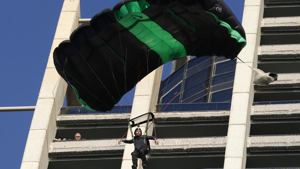 Uno de los participantes abre el paracaídas.