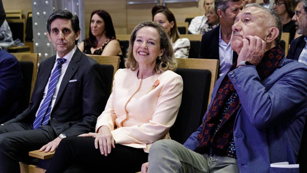 (I-D) El presidente ejecutivo de Telefónica, José María Álvarez-Pallete; la vicepresidenta primera y ministra de Asuntos Económicos y Transformación Digital, Nadia Calviño; y el secretario general de UGT, Pepe Álvarez; en la Jornada Confederal ‘Agenda Digital Web 3.0. Tecnología, Gobernanza, Trabajo’,  organizado por UGT.