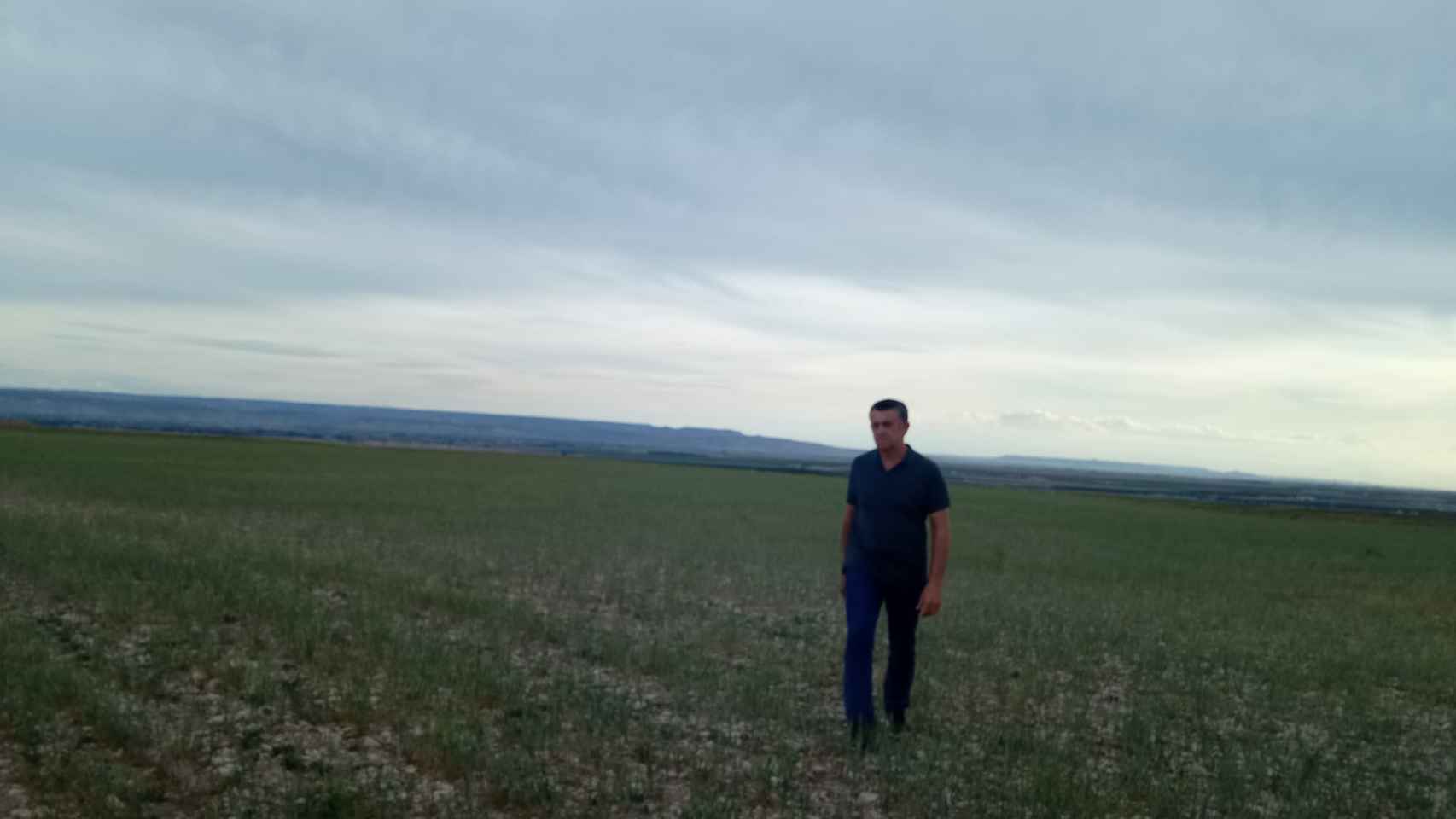 Javier Fatás camina por un campo cosechado