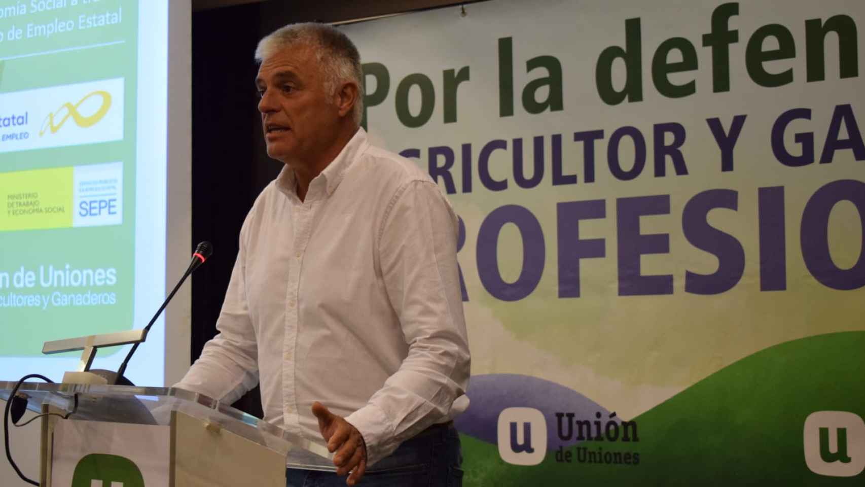 Luis Cortés durante una charla organizada por la Unión de Uniones