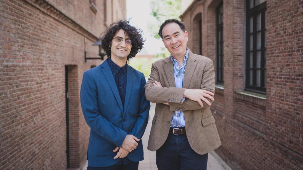 Jonathan Kwok con Jesús Sánchez, responsable  de Proyectos Científicos de CRIS Contra el Cáncer.