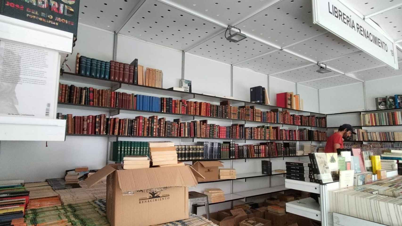 La caseta de Renacimiento, en pleno montaje para la 45ª Feria del Libro Antiguo y de Ocasión de Madrid