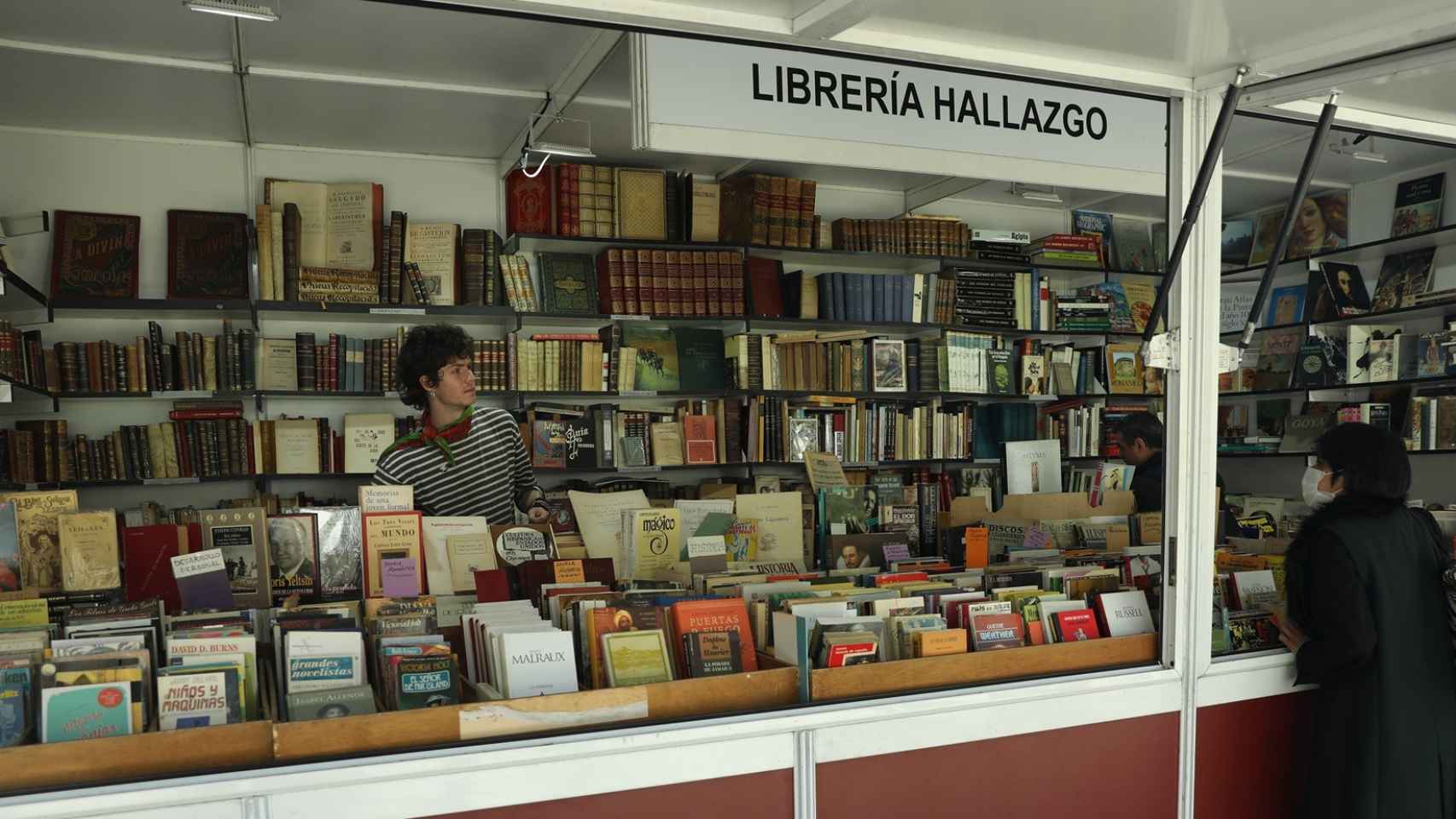 Caseta de la Librería Hallazgo, en la Feria del Libro Antiguo y de Ocasión. Paseo de Recoletos, 2022. Foto: Isabel Infantes / Europa Press