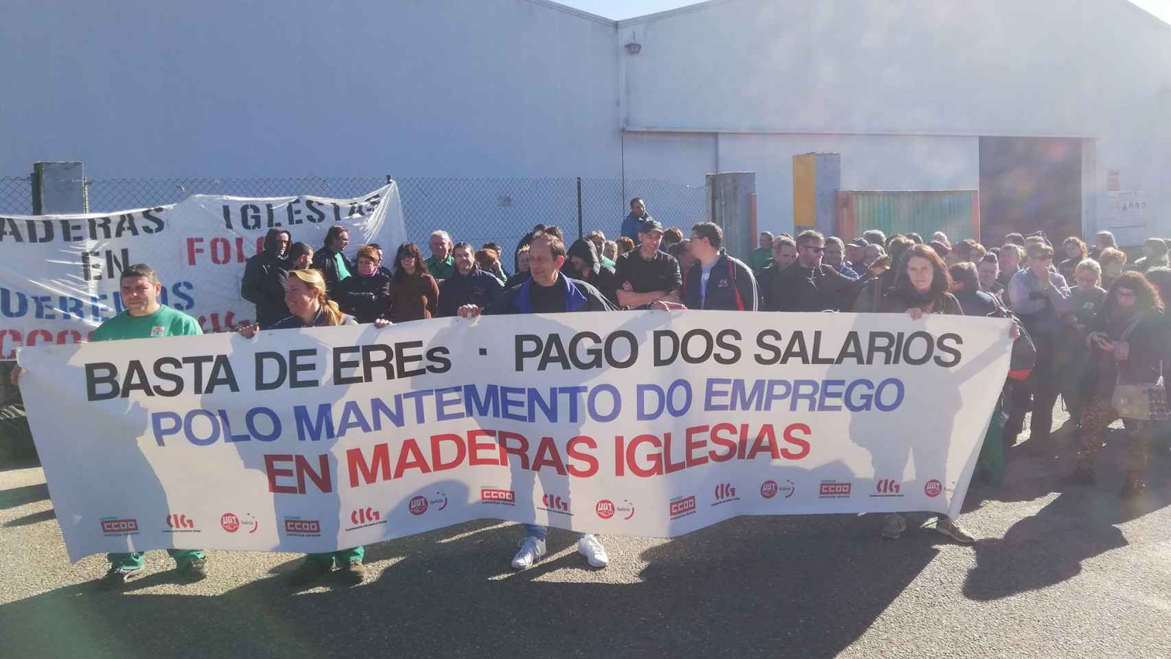 Un grupo de trabajadores protestando por los continuos EREs e impagos de Maderas Iglesias.