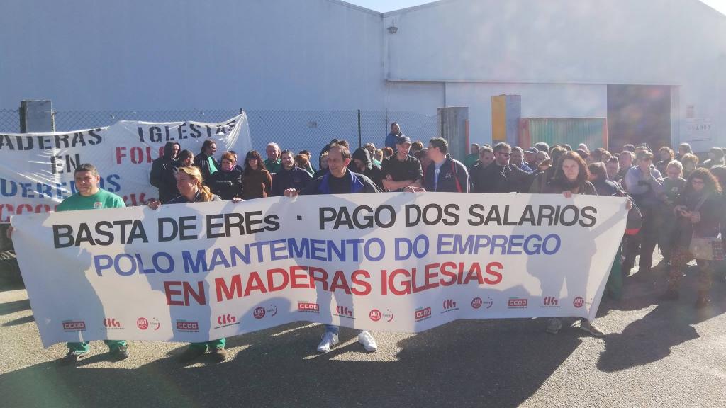 Un grupo de trabajadores protestando por los continuos EREs e impagos de Maderas Iglesias.