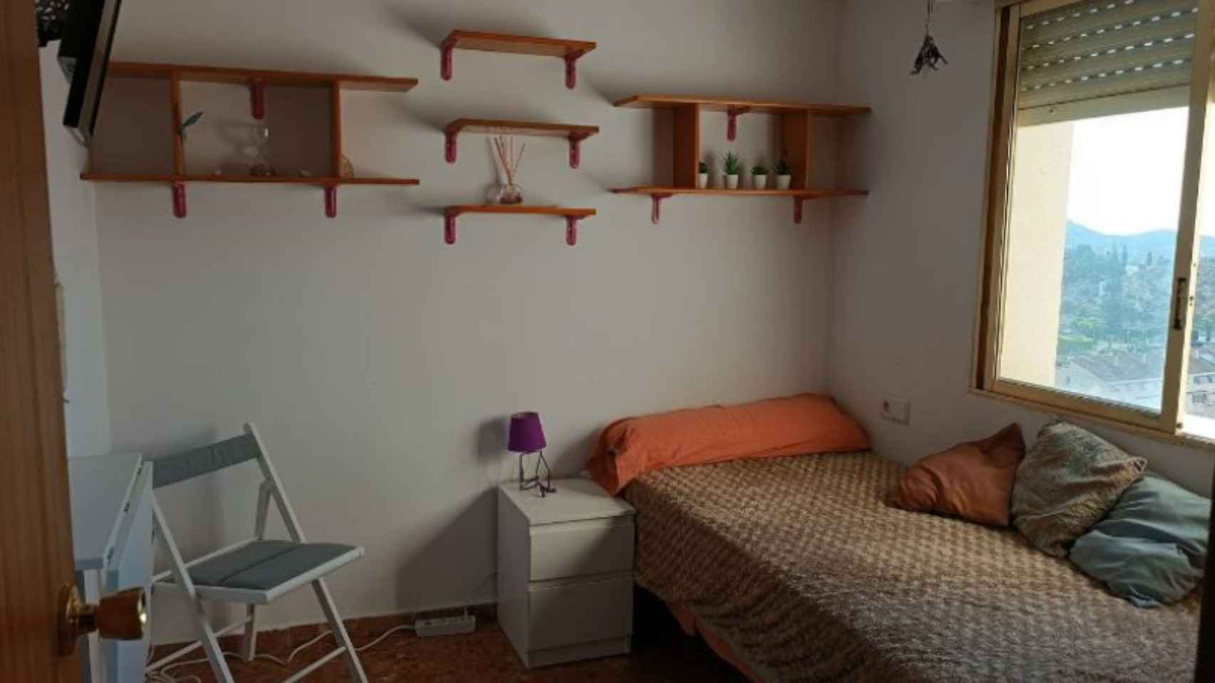 Habitación en calle Curriacán (Alicante), disponible por 425 euros.