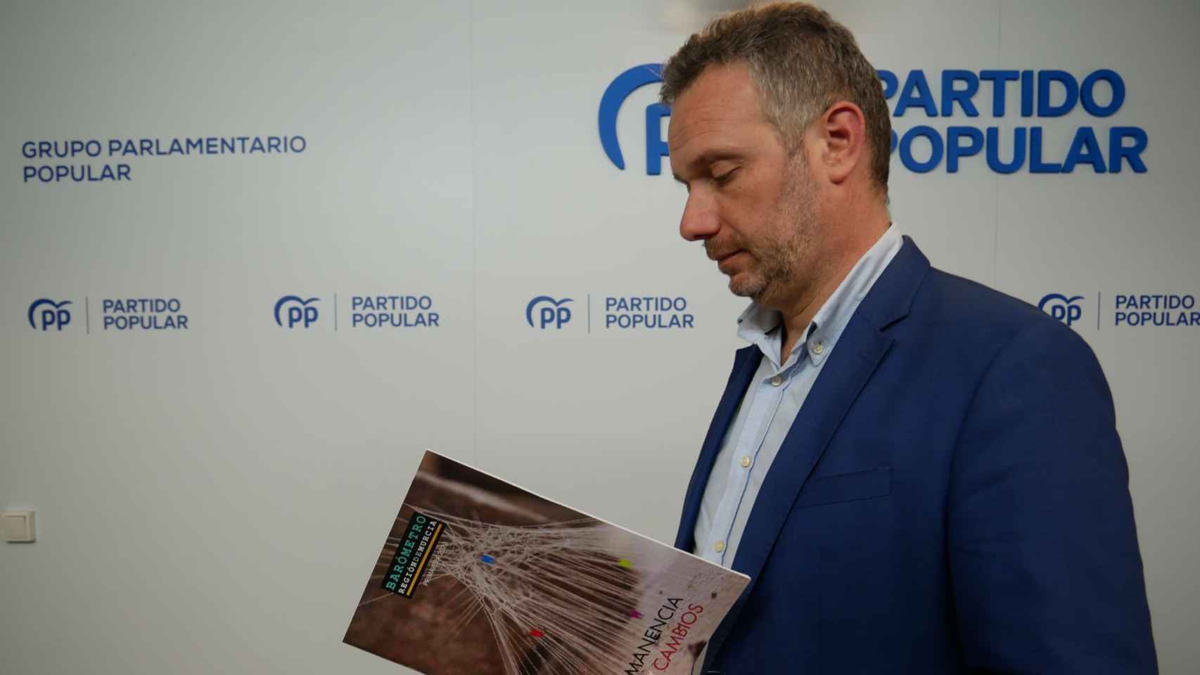 El portavoz del Grupo Parlamentario Popular, Joaquín Segado, este jueves, leyendo los resultados del último sondeo del Cemop.