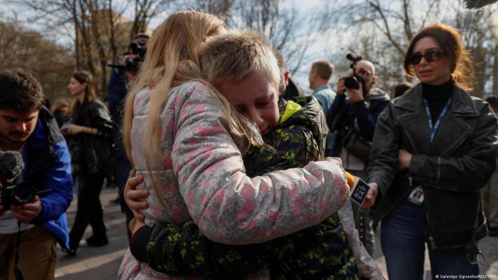 Un niño ucraniano deportado por los rusos se reencuentra con su madre.