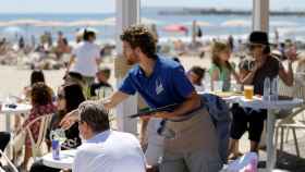 Un camarero en una terraza en la costa de Alicante, la pasada Semana Santa.