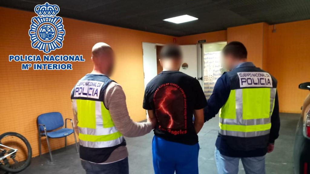 Uno de los dos detenidos por los agentes de la Policía Nacional en Alicante.