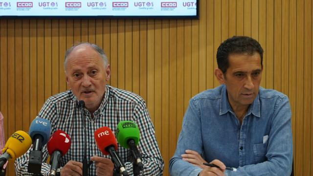 Los secretarios generales de UGT y CCOO en Castilla y León, Faustino Temprano y Vicente Andrés, en una rueda de prensa.