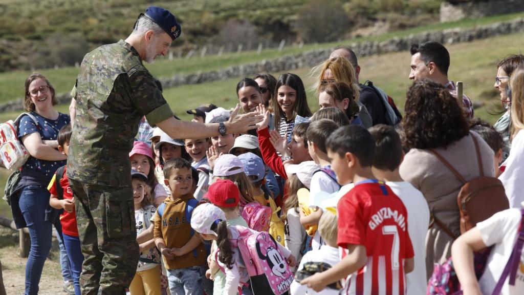 El rey Felipe VI en su visita al Seprona en Gredos, donde le esperaban siete decenas de niños