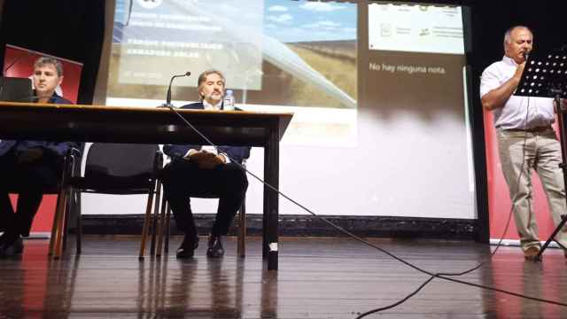 El alcalde de Villarino, Julián Martín, presenta el acto de Azora con el inicio de las obras