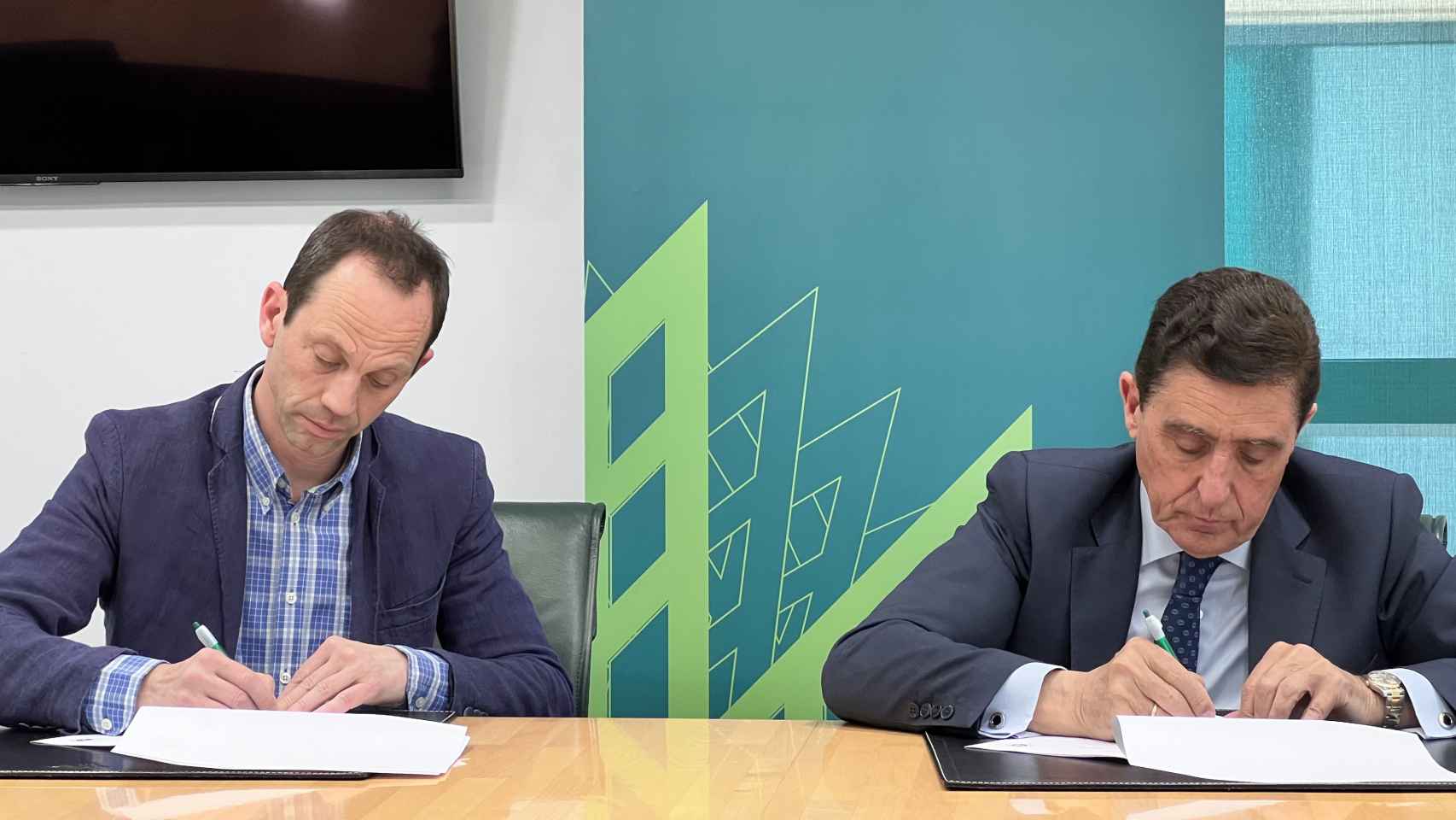 Firma del convenio de colaboración entre Caja Rural de Soria y el Club Soria Baloncesto