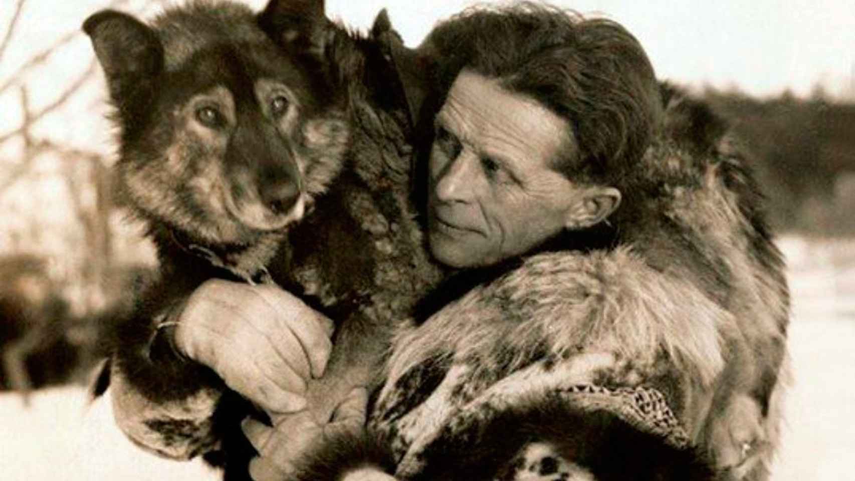 El perro de trineo Balto junto a su criador Leonhard Seppala.