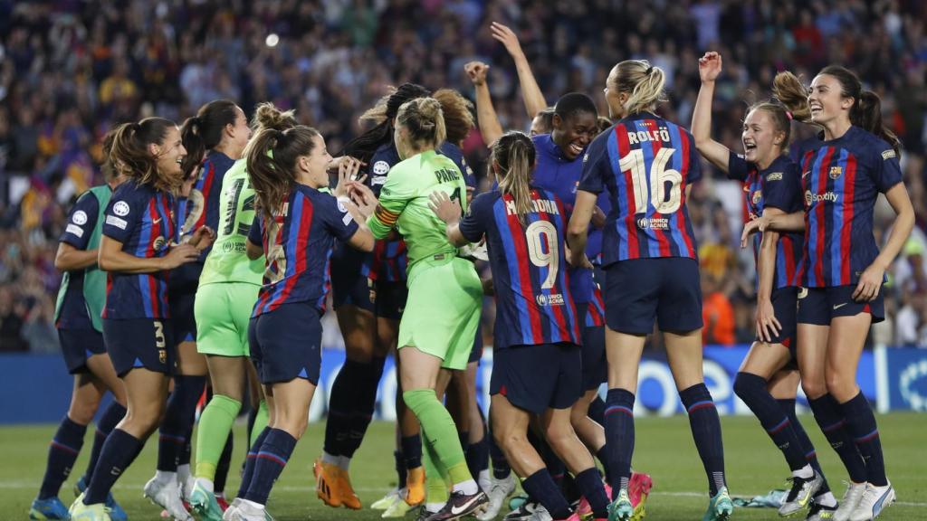 Las jugadoras del Barcelona celebran el gol.