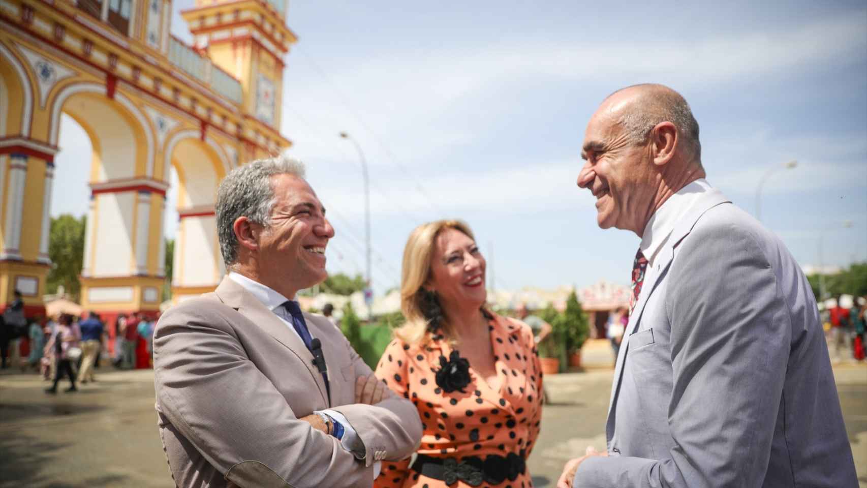 El coordinador general del PP, Elías Bendodo, el jueves de feria con el alcalde de Sevilla, Antonio Muñoz.