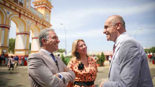 El coordinador general del PP, Elías Bendodo, este jueves con el alcalde de Sevilla, Antonio Muñoz, en la Feria de Sevilla.