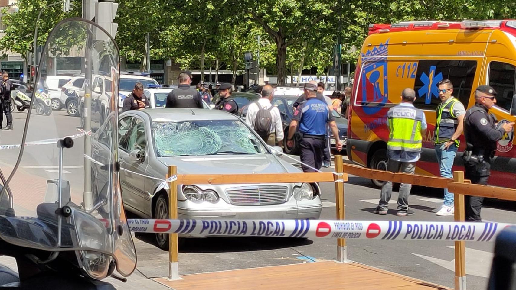 El coche que provocó los atropellos mortales este jueves en el Paseo de Extremadura.