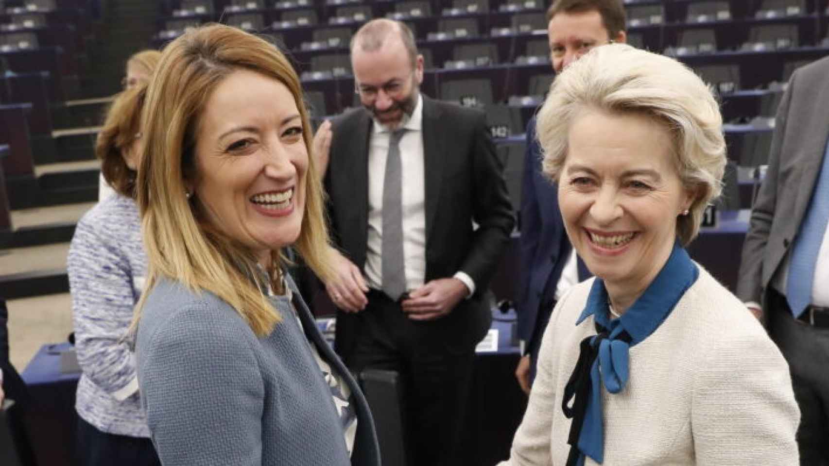 Roberta Metsola (i) saluda a Ursula von der Leyen (d), en presencia de Manfred Weber, líder del EPP.