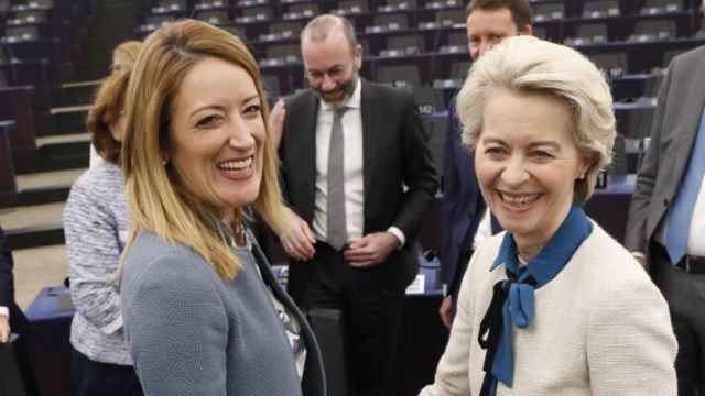 Roberta Metsola (i) saluda a Ursula von der Leyen (d), en presencia de Manfred Weber, líder del EPP.