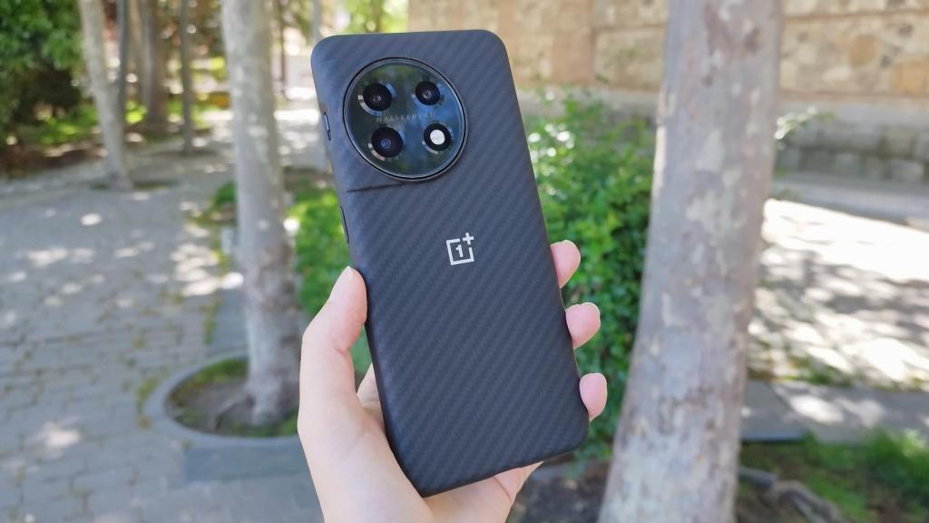 OnePlus 11 5G con su funda